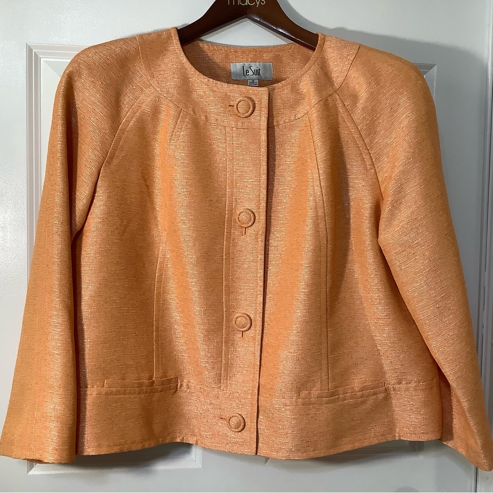 Le Suit Women's Peach Blazer and skirt size 18.